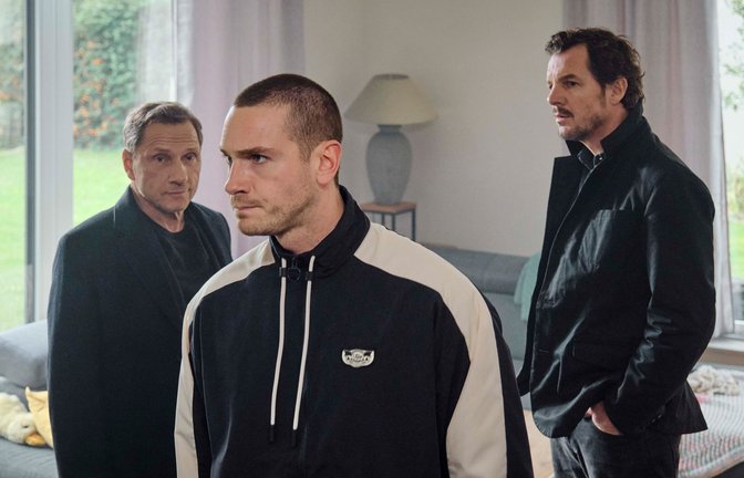 Niclas Slowinski (Louis Nitsche) verschweigt ihnen etwas, davon sind Thorsten Lannert (Richy Müller) und Sebastian Bootz (Felix Klare) überzeugt.<span class='image-autor'>Foto: SWR//
Benoît Linder</span>