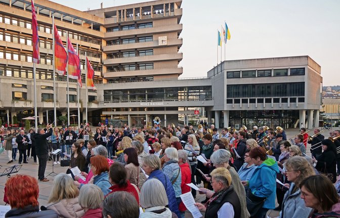 200 Musikerinnen und Musiker von Blasmusik-Kreisverband und Chroverband stimmten am Freitagabend auf dem Pforzheimer Marktplatz das Lied „Die Gedanken sind frei“ an, um ein Zeichen gegen den Krieg in der Ukraine zu setzen.  <span class='image-autor'>Foto: Friedrich</span>