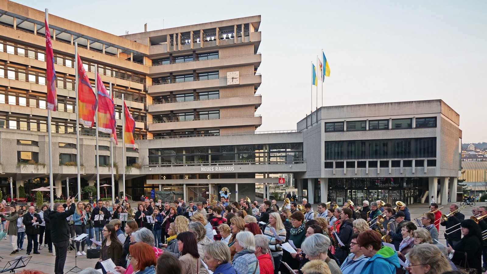 200 Musikerinnen und Musiker von Blasmusik-Kreisverband und Chroverband stimmten am Freitagabend auf dem Pforzheimer Marktplatz das Lied „Die Gedanken sind frei“ an, um ein Zeichen gegen den Krieg in der Ukraine zu setzen. Foto: Friedrich 200 Musikerinnen und Musiker von Blasmusik-Kreisverband und Chroverband stimmten am Freitagabend auf dem Pforzheimer Marktplatz das Lied „Die Gedanken sind frei“ an, um ein Zeichen gegen den Krieg in der Ukraine zu setzen. Foto: Friedrich