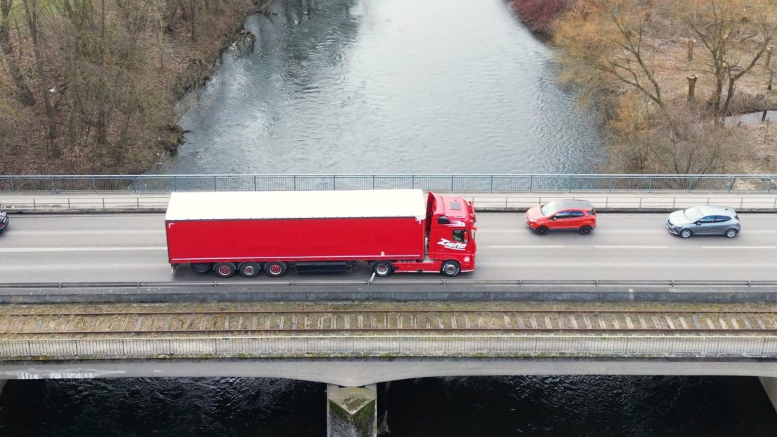 Wird inspiziert: die Brücke, die zwischen Vaihingen und Enzweihingen über die Enz führt.