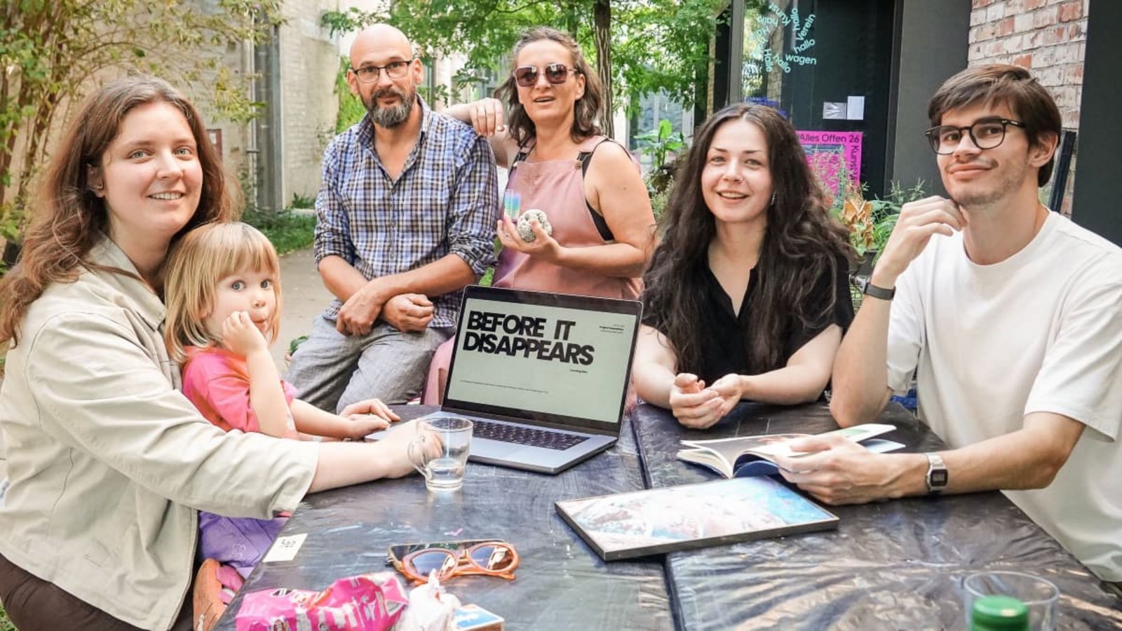 Alina Prisich mit ihrer Tochter Ivanka, Ievgeniia Kupchan und Mykyta Bezus (von links am Tisch sitzend) kommen aus der Ukraine und realisieren im Rahmen eines Kulturstipendiums Fotoprojekte in Stuttgart. Kestutis Svirnelis und Marie Lienhard (beide hinten) koordinieren für den Kunstverein Wagenhalle das Projekt „Waves of Creativity“.Lichtgut/Ferdinando Iannone Alina Prisich mit ihrer Tochter Ivanka, Ievgeniia Kupchan und Mykyta Bezus (von links am Tisch sitzend) kommen aus der Ukraine und realisieren im Rahmen eines Kulturstipendiums Fotoprojekte in Stuttgart. Kestutis Svirnelis und Marie Lienhard (beide hinten) koordinieren für den Kunstverein Wagenhalle das Projekt „Waves of Creativity“.Lichtgut/Ferdinando Iannone