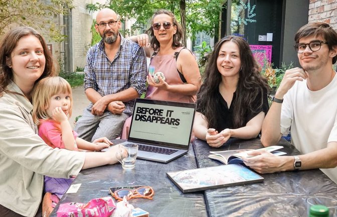Alina Prisich mit ihrer Tochter Ivanka,&nbsp;Ievgeniia Kupchan und&nbsp;Mykyta Bezus (von links am Tisch sitzend) kommen aus der Ukraine und realisieren im Rahmen eines Kulturstipendiums Fotoprojekte in Stuttgart. Kestutis Svirnelis und Marie Lienhard (beide hinten) koordinieren für den Kunstverein Wagenhalle das Projekt „Waves of Creativity“.<span class='image-autor'>Lichtgut/Ferdinando Iannone</span>