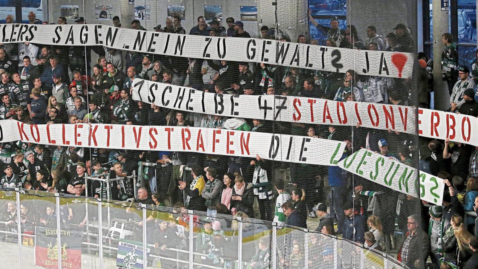 Mit Transparanten sprachen sich die Steelers-Fans beim vergangenen Heimspiel gegen Gewalt aus, machten aber auch ihrem Unmut über die 47 Stadionverbote Luft. Foto: Baumann