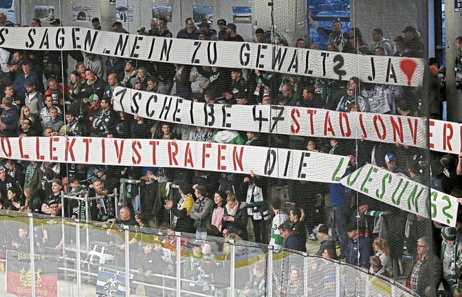 Mit Transparanten sprachen sich die Steelers-Fans beim vergangenen Heimspiel gegen Gewalt aus, machten aber auch ihrem Unmut über die 47 Stadionverbote Luft. Foto: Baumann