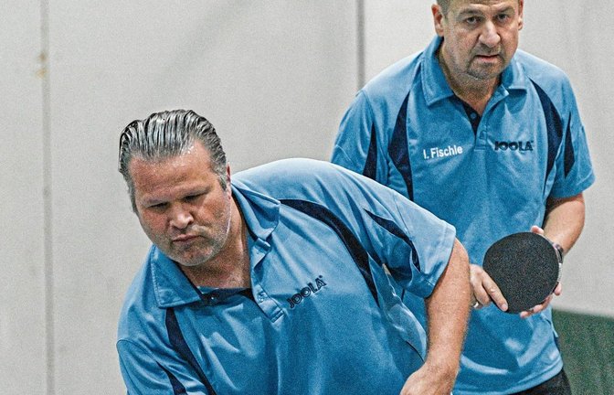 Harry Weinschenk und Ingo Fischle (von links) haben den ersten Sieg des TSV Kleinglattbach II nach der Rückkehr in die Tischtennis-Bezirksklasse im Entscheidungsdoppel gegen den TSV Asperg III perfekt gemacht. Foto: Leitner