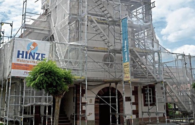 Deutschlands älteste Waldenserkirche ist verhüllt. Fotos: Stahlfeld