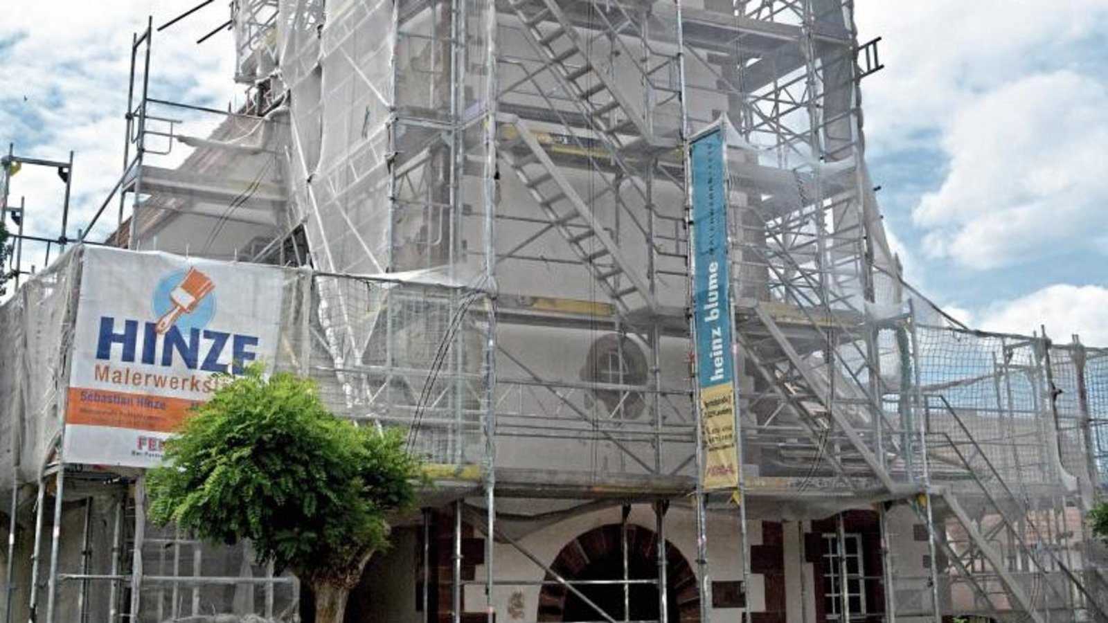 Deutschlands älteste Waldenserkirche ist verhüllt. Fotos: Stahlfeld Deutschlands älteste Waldenserkirche ist verhüllt. Fotos: Stahlfeld