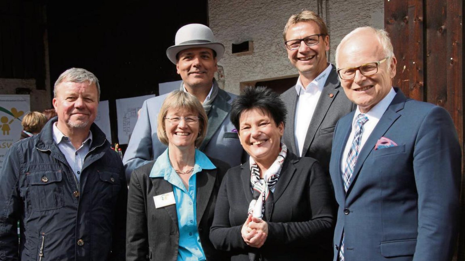 Walter Oehrle, Karin Eckstein, Jay Alexander, Sozialministerin Katrin Altpeter, Guido Buchwald und Landrat Karl Röckinger (von links) setzen sich dafür ein, dass die Herberge Lebensweg dringend benötigte Fördermittel erhält. Foto: Thaler Walter Oehrle, Karin Eckstein, Jay Alexander, Sozialministerin Katrin Altpeter, Guido Buchwald und Landrat Karl Röckinger (von links) setzen sich dafür ein, dass die Herberge Lebensweg dringend benötigte Fördermittel erhält. Foto: Thaler