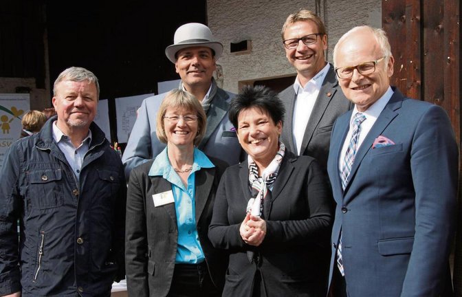 Walter Oehrle, Karin Eckstein, Jay Alexander, Sozialministerin Katrin Altpeter, Guido Buchwald und Landrat Karl Röckinger (von links) setzen sich dafür ein, dass die Herberge Lebensweg dringend benötigte Fördermittel erhält.  Foto: Thaler