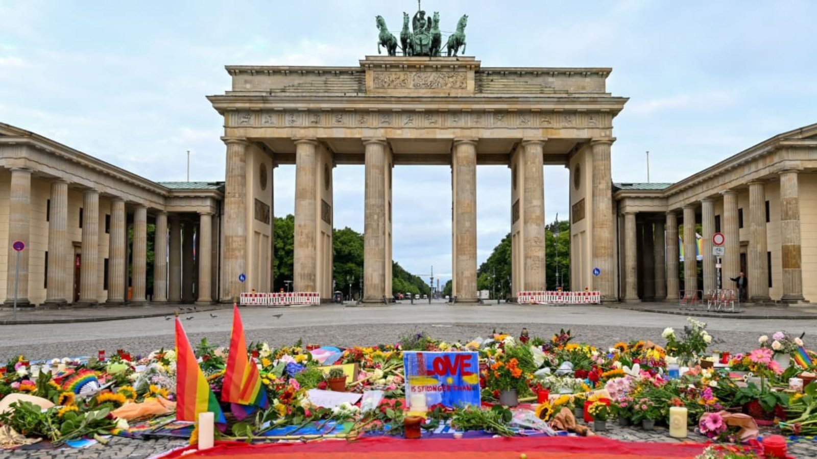 Trauerstelle vor dem Brandenburger Tor. Dass hier auch Funktionäre von Islamverbänden öffentlichkeitswirksam vorbeischauen, erscheint eher unwahrscheinlich.Soeren Stache/dpa Trauerstelle vor dem Brandenburger Tor. Dass hier auch Funktionäre von Islamverbänden öffentlichkeitswirksam vorbeischauen, erscheint eher unwahrscheinlich.Soeren Stache/dpa