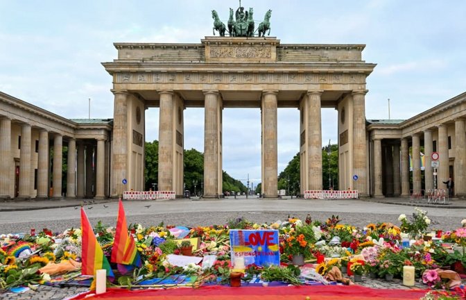 Trauerstelle vor dem Brandenburger Tor. Dass hier auch Funktionäre von Islamverbänden öffentlichkeitswirksam vorbeischauen, erscheint eher unwahrscheinlich.<span class='image-autor'>Soeren Stache/dpa</span>