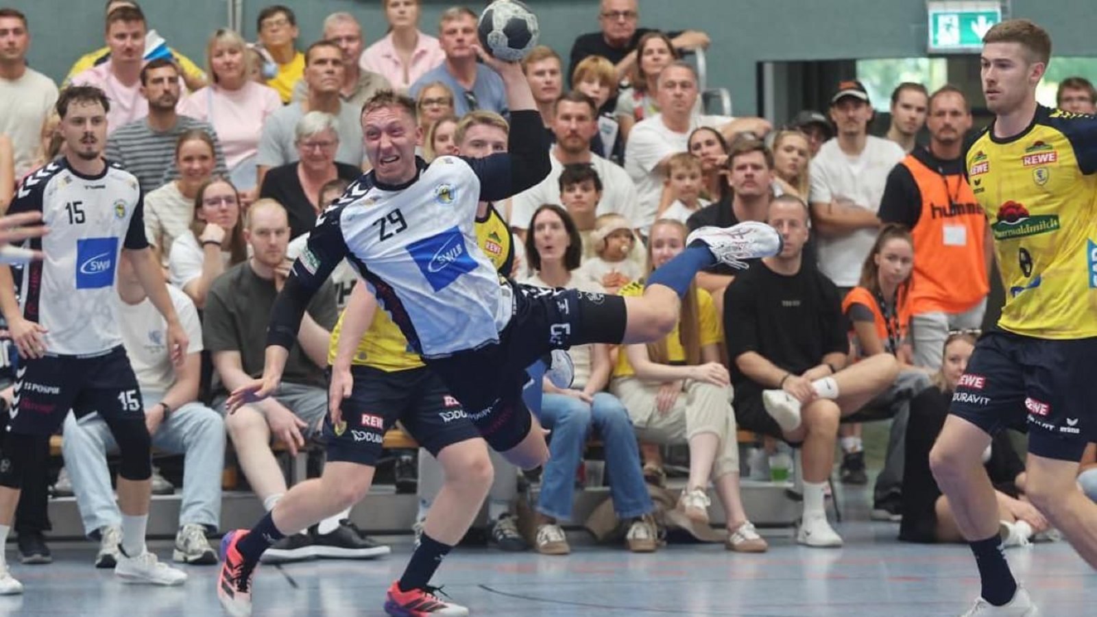 Jan Döll (links) und der SV Kornwestheim hoffen gegen die Adler wie schon gegen die Löwen auf ein volles Haus in der Halle Ost. Foto: Andreas EssigAndreas Essig Jan Döll (links) und der SV Kornwestheim hoffen gegen die Adler wie schon gegen die Löwen auf ein volles Haus in der Halle Ost. Foto: Andreas EssigAndreas Essig