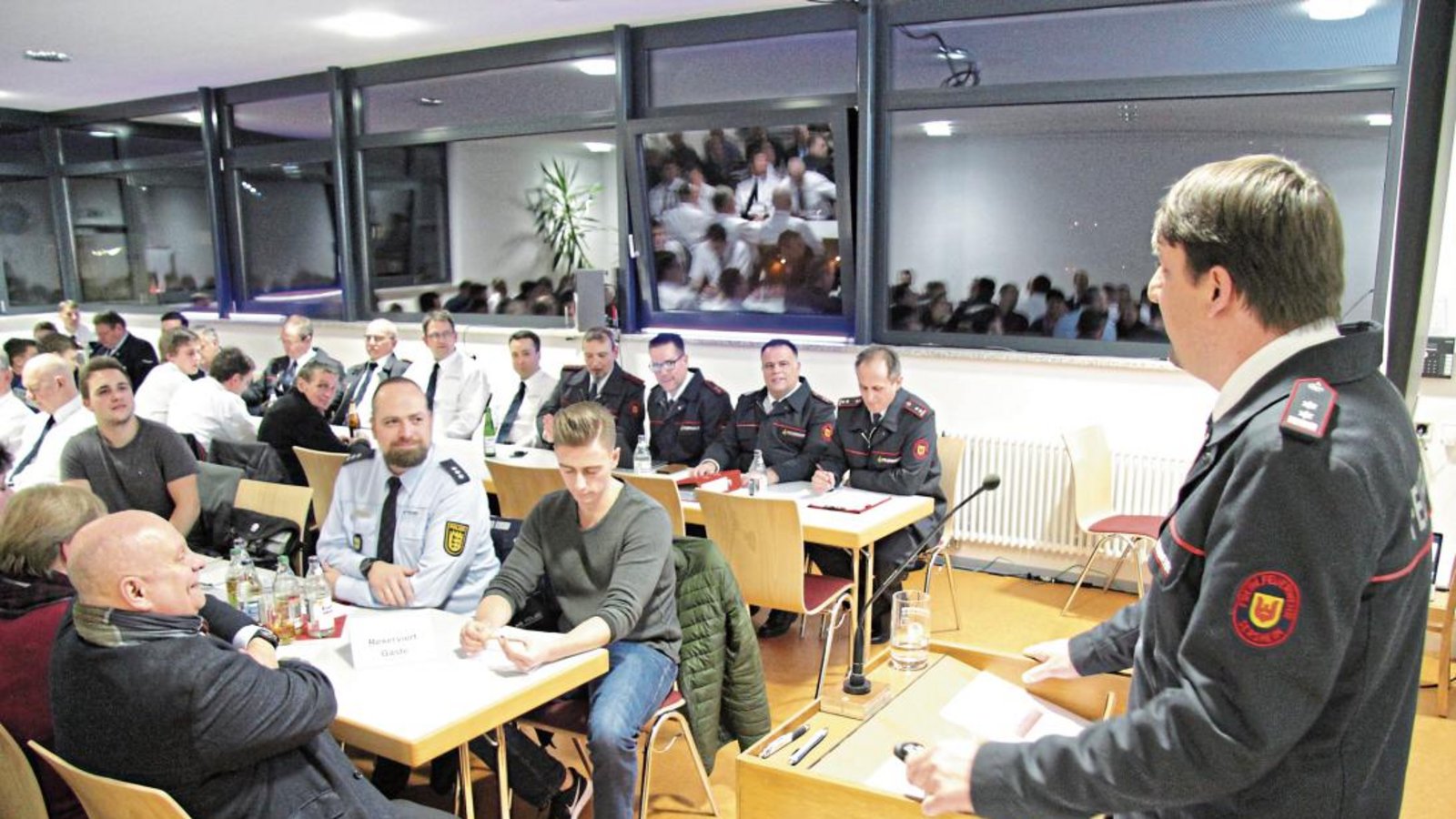 Kommandant Lucas Reiber konnte den Kameraden und Bürgermeister Jürgen Scholz (vorne links) überwiegend Positives berichten. Foto: Banholzer Kommandant Lucas Reiber konnte den Kameraden und Bürgermeister Jürgen Scholz (vorne links) überwiegend Positives berichten. Foto: Banholzer