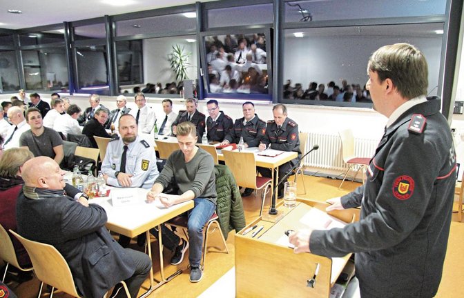 Kommandant Lucas Reiber konnte den Kameraden und Bürgermeister Jürgen Scholz (vorne links) überwiegend Positives berichten. Foto: Banholzer