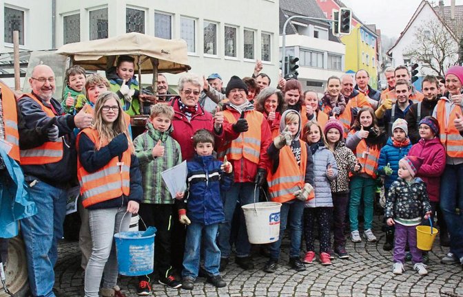 Ran an den Müll: Pünktlich um 9 Uhr haben sich am Samstag die Helfer der Rieter Bach- und Markungsputzete auf dem Dorfplatz eingefunden.