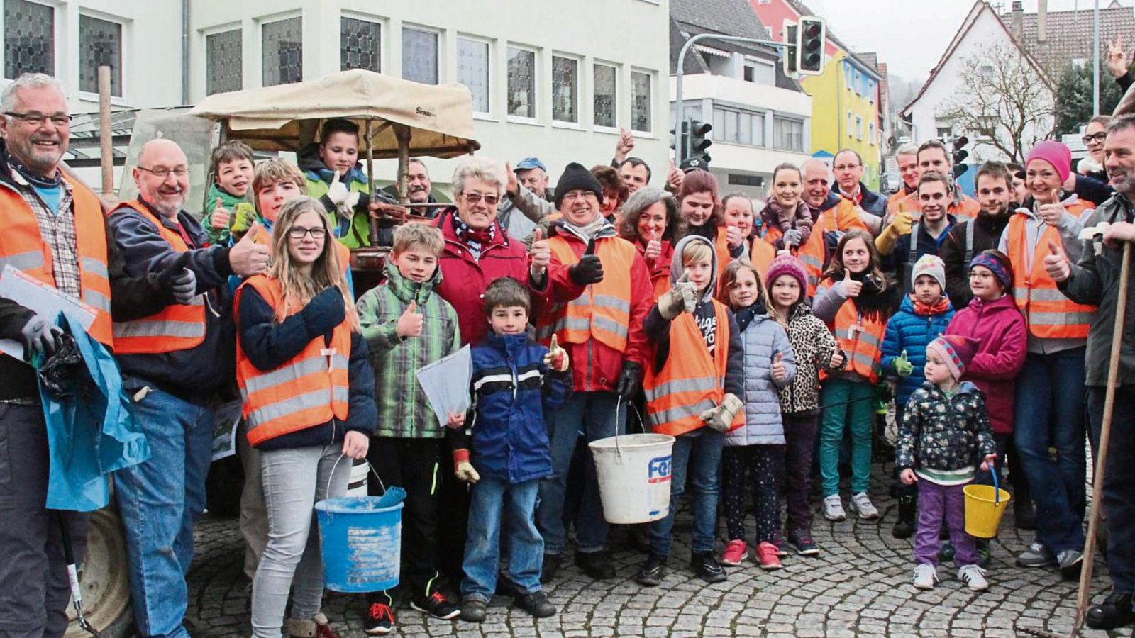 Ran an den Müll: Pünktlich um 9 Uhr haben sich am Samstag die Helfer der Rieter Bach- und Markungsputzete auf dem Dorfplatz eingefunden. Ran an den Müll: Pünktlich um 9 Uhr haben sich am Samstag die Helfer der Rieter Bach- und Markungsputzete auf dem Dorfplatz eingefunden.