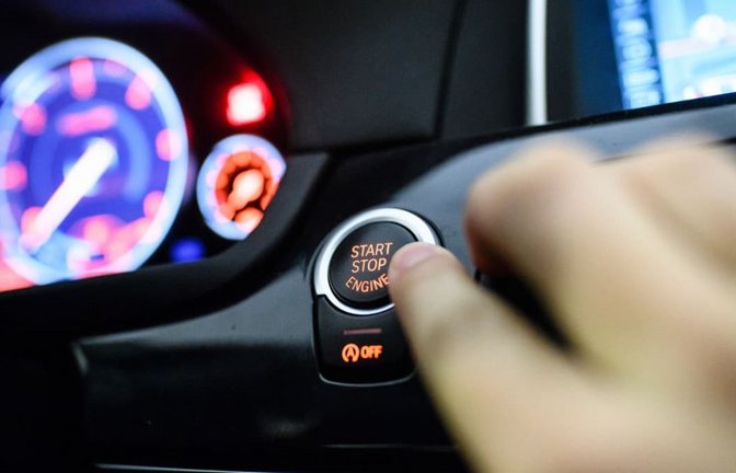 Keyless ist praktisch – leider auch für Kriminelle. Laut ADAC lässt sich bei rund jedem Dritten der getesteten Keyless-Autos das Funksignal verlängern und so der Motor starten (Symbolfoto).<span class='image-autor'>Matthias Balk/dpa/dpa-tmn</span>