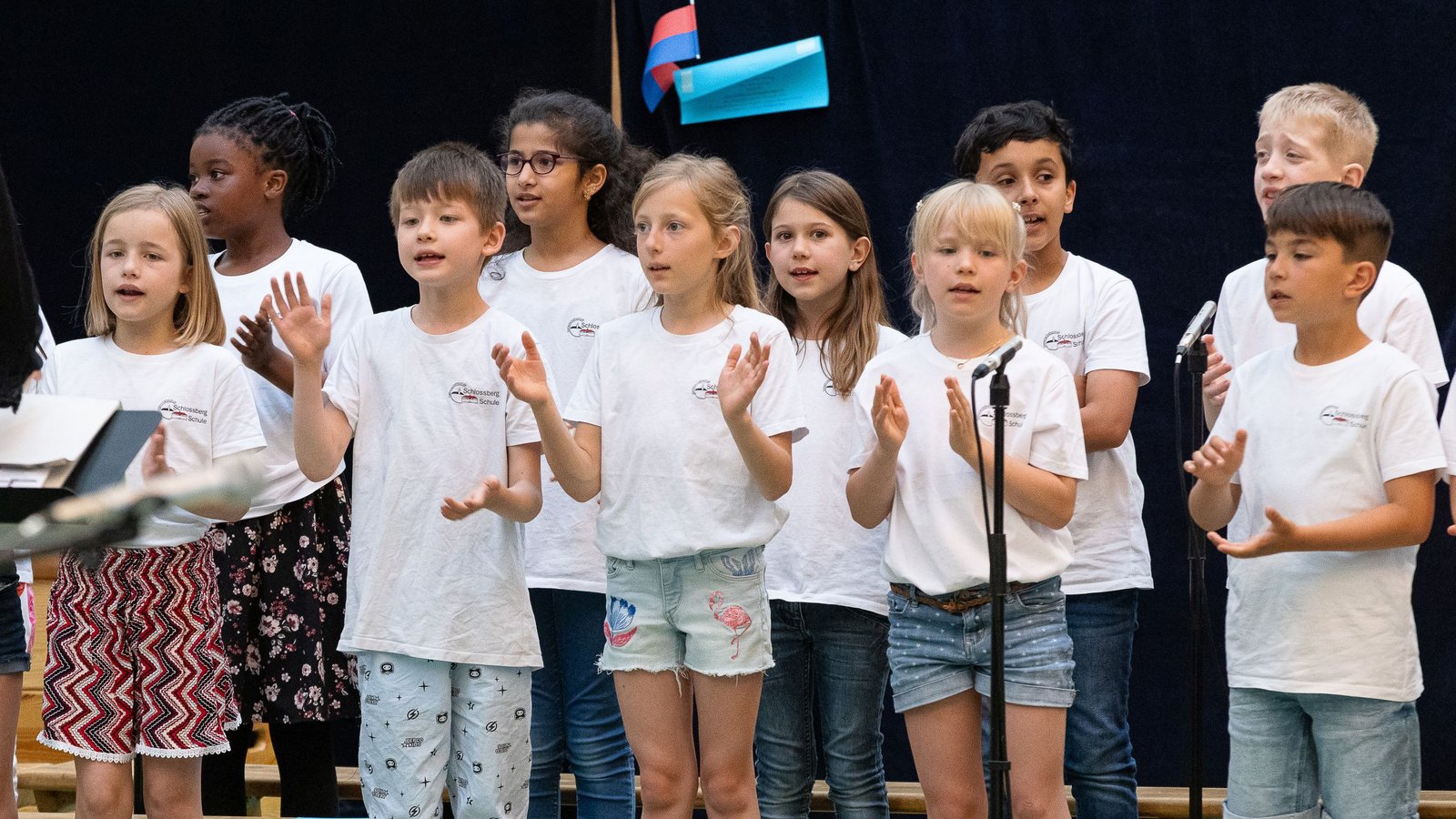 Der Löwenchor regt mit dem „Lied der Kinder“ zum Nachdenken an.