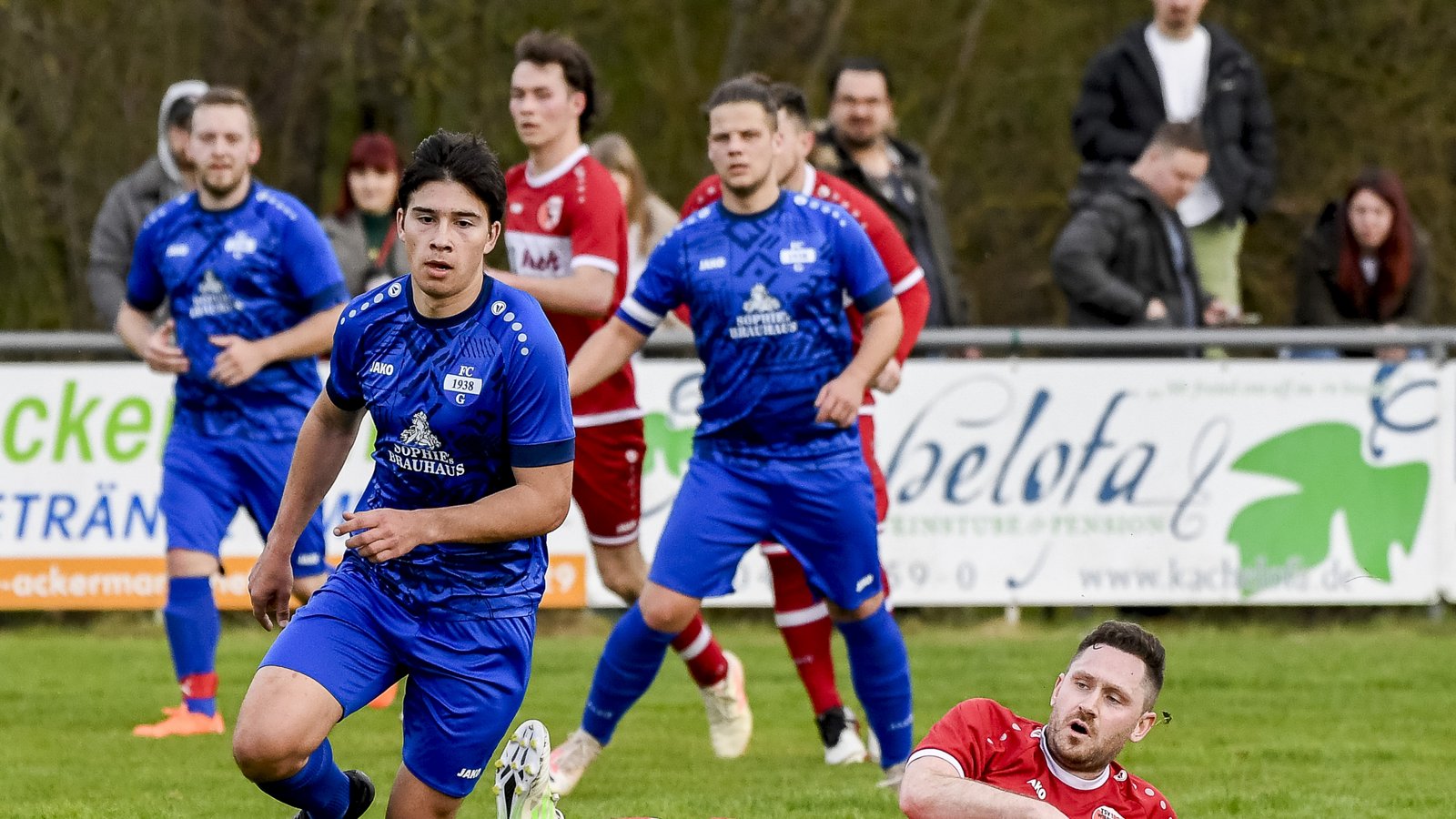 Robin Bahnmeier (links) vom FC Gündelbach ist nicht zu bremsen, obwohl es sein Gegenspieler vom TSV Wiernsheim mit einer Grätsche versucht. Bahnmeier erzielt den vierten Treffer des FCG beim 4:1-Heimerfolg. Foto: Leitner Robin Bahnmeier (links) vom FC Gündelbach ist nicht zu bremsen, obwohl es sein Gegenspieler vom TSV Wiernsheim mit einer Grätsche versucht. Bahnmeier erzielt den vierten Treffer des FCG beim 4:1-Heimerfolg. Foto: Leitner