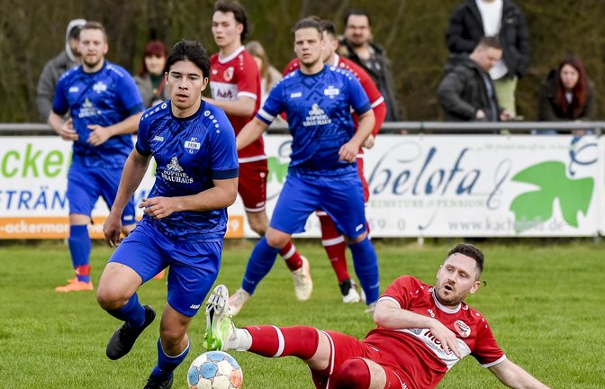 Robin Bahnmeier (links) vom FC Gündelbach ist nicht zu bremsen, obwohl es sein Gegenspieler vom TSV Wiernsheim mit einer Grätsche versucht. Bahnmeier erzielt den vierten Treffer des FCG beim 4:1-Heimerfolg. <span class='image-autor'>Foto: Leitner</span>