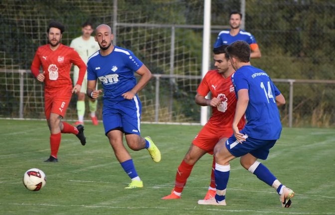 Attraktives Spielchen für die Zuschauer: Der FSV Deufringen (in Blau) und der SV Nufringen lieferten sich einen temporeichen Schlagabtausch.<span class='image-autor'>Michael Schwartz</span>