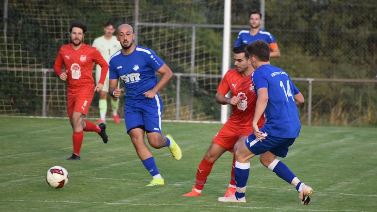 Attraktives Spielchen für die Zuschauer: Der FSV Deufringen (in Blau) und der SV Nufringen lieferten sich einen temporeichen Schlagabtausch.Michael Schwartz
