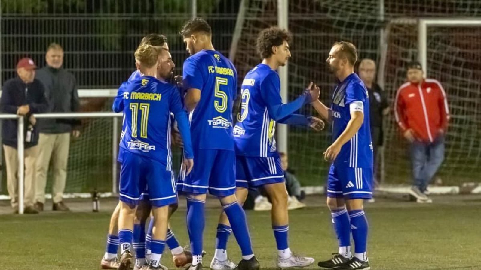 Die Marbacher durften sich rund um den zweifachen Torschützen Burak Yalmal gleich vier Mal in der Jubeltraube treffen.Andreas Essig Die Marbacher durften sich rund um den zweifachen Torschützen Burak Yalmal gleich vier Mal in der Jubeltraube treffen.Andreas Essig