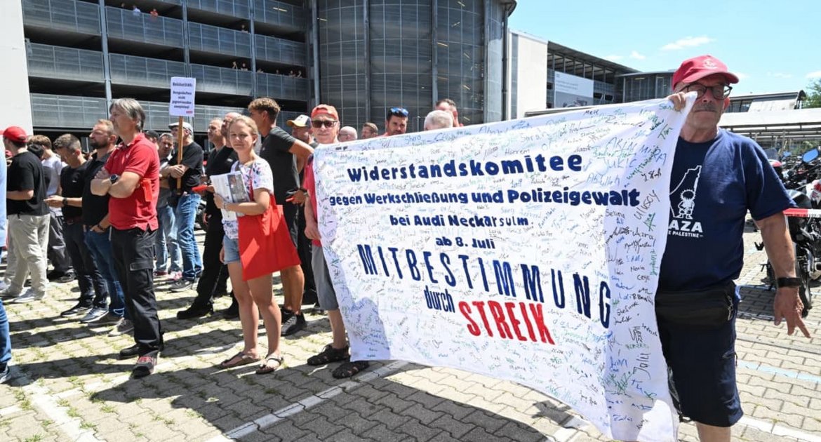 Betriebsräte, Vertrauensleute und Mitglieder der Jugendvertretung von Audi beteiligen sich am Donnerstag an einer Informations- und Protestaktion der IG Metall vor dem Audi-Werk in Neckarsulm.