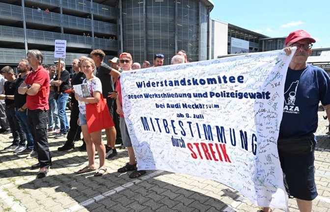 Betriebsräte, Vertrauensleute und Mitglieder der Jugendvertretung von Audi beteiligen sich am Donnerstag an einer Informations- und Protestaktion der IG Metall vor dem Audi-Werk in Neckarsulm.<span class='image-autor'>Bernd Weißbrod/dpa</span>