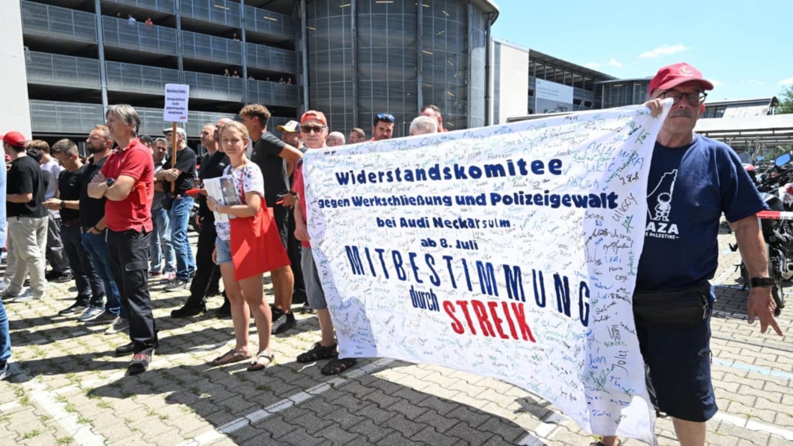 Betriebsräte, Vertrauensleute und Mitglieder der Jugendvertretung von Audi beteiligen sich am Donnerstag an einer Informations- und Protestaktion der IG Metall vor dem Audi-Werk in Neckarsulm.Bernd Weißbrod/dpa Betriebsräte, Vertrauensleute und Mitglieder der Jugendvertretung von Audi beteiligen sich am Donnerstag an einer Informations- und Protestaktion der IG Metall vor dem Audi-Werk in Neckarsulm.Bernd Weißbrod/dpa