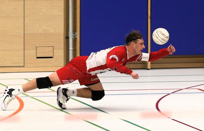 Jaro Jungclaussen hechtet dem Ball hinterher. Doch im Spiel gegen den TV Waldrennach reichte das nicht, die Gäste gewannen in Vaihingen mit 5:2. <span class='image-autor'>Foto: Küppers</span>