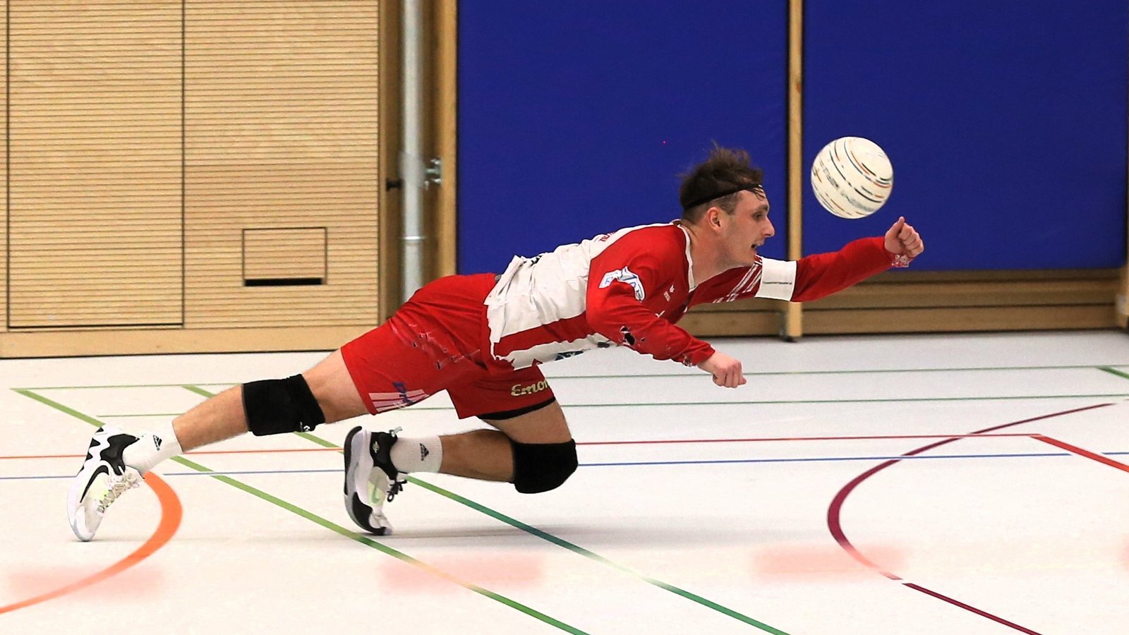 Jaro Jungclaussen hechtet dem Ball hinterher. Doch im Spiel gegen den TV Waldrennach reichte das nicht, die Gäste gewannen in Vaihingen mit 5:2. Foto: Küppers