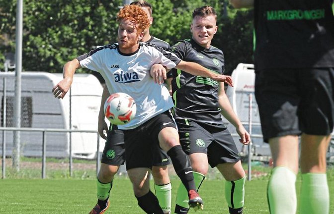 Im Vorjahr haben sich Fabian Antoni (links) und der VfR Sersheim noch mit namhaften Gegnern wie dem FV Markgröningen gemessen. Das ändert sich nach der Umgruppierung. Foto: Nachreiner