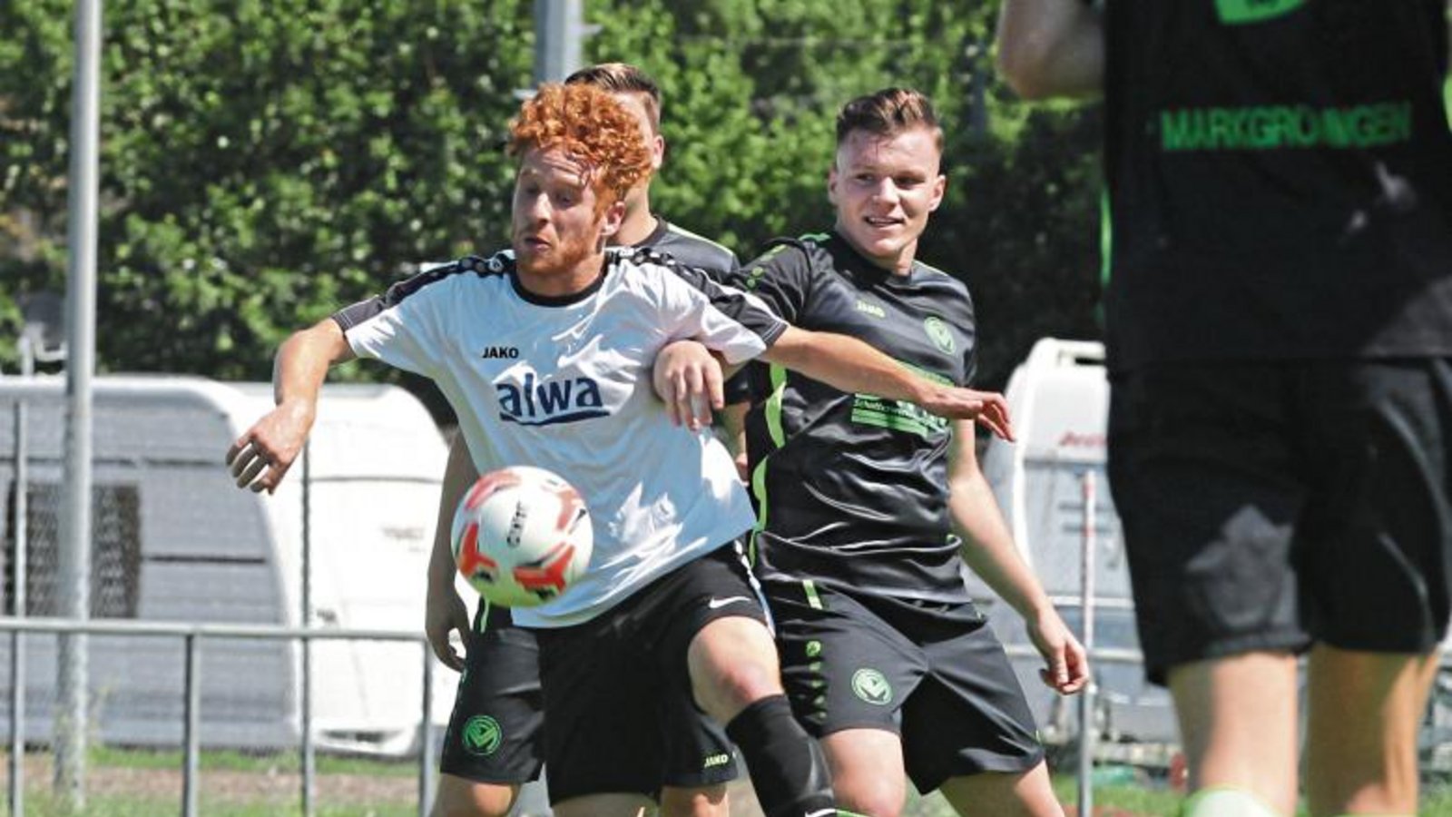 Im Vorjahr haben sich Fabian Antoni (links) und der VfR Sersheim noch mit namhaften Gegnern wie dem FV Markgröningen gemessen. Das ändert sich nach der Umgruppierung. Foto: Nachreiner