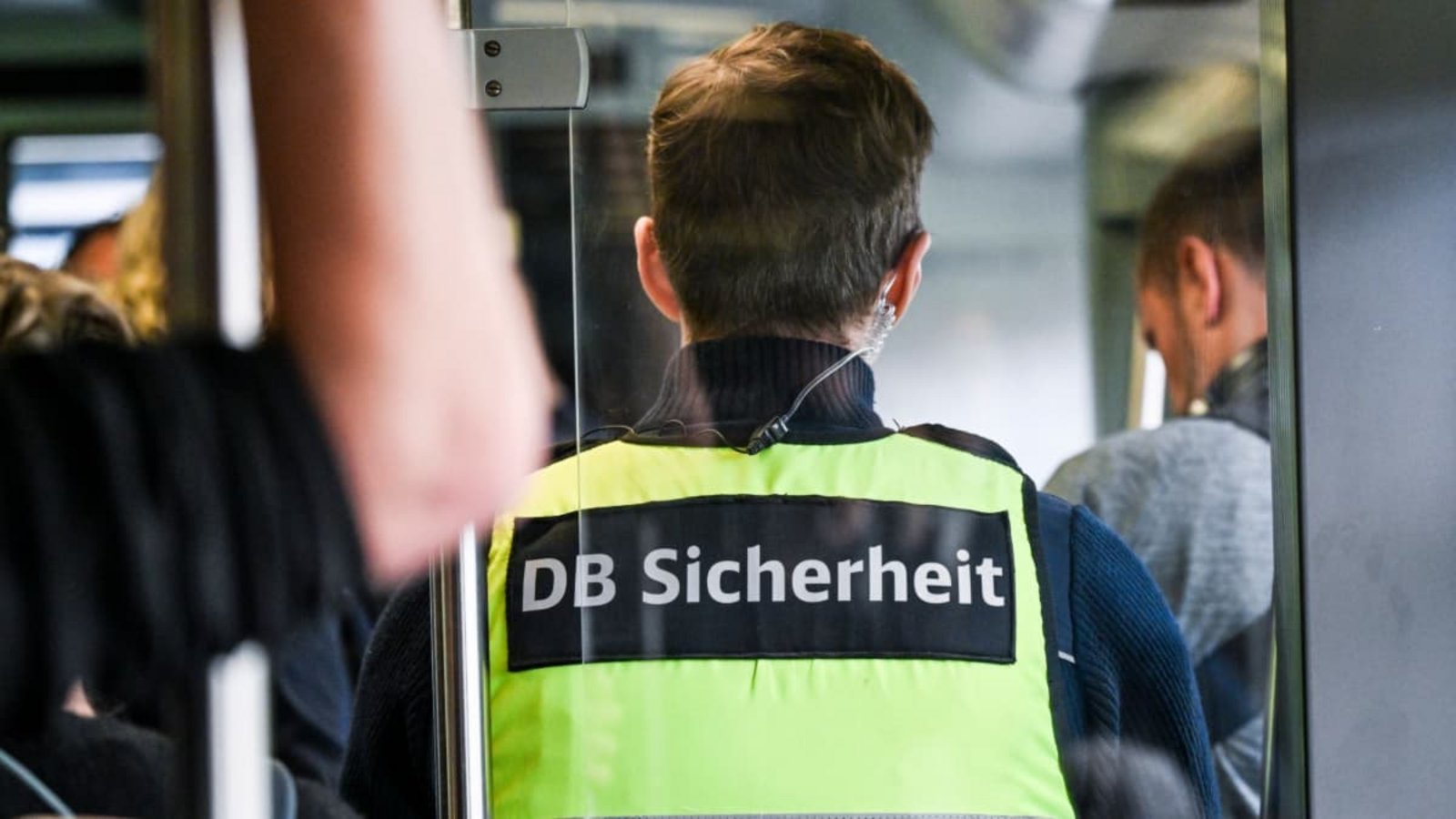 Ein Tatverdächtiger ist nach einem Angriff auf einen Bahnmitarbeiter weiter auf freiem Fuß. Der Bahn-Mitarbeiter kämpft ums Überleben (Symbolfoto).Jens Kalaene/dpa Ein Tatverdächtiger ist nach einem Angriff auf einen Bahnmitarbeiter weiter auf freiem Fuß. Der Bahn-Mitarbeiter kämpft ums Überleben (Symbolfoto).Jens Kalaene/dpa