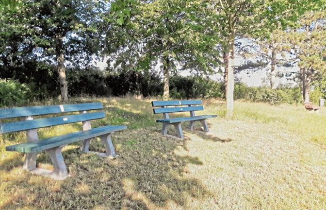 Blick auf Vaihingen: Zwei neue Bänke stehen auf der Anhöhe zwischen Aurich und Nussdorf. Es handelt sich um die Bänke drei und vier, die dieses Jahr gespendet wurden, ist von Stadtsprecherin Martina Fischer zu erfahren. Die Bänke seien aus Recyclingmaterial gefertigt. Da dort verbotenerweise immer wieder ein Lagerfeuer entfacht wird, wird das Amt für Technische Dienste ein Schild aufstellen, das auf das Verbot hinweist.  Foto: Rücker