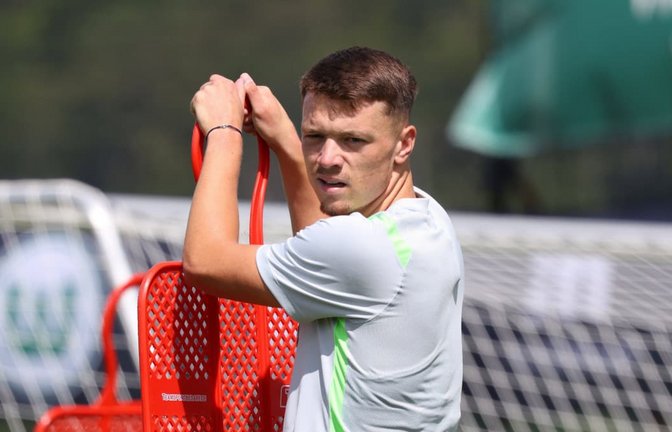 Bringt sich aktuell im Trainingslager des VfL Wolfsburg im Weimarer Land in Thüringen in Form: Mittelstürmer Dzenan Pejcinovic, der Wunschkandidat des VfB.<span class='image-autor'>IMAGO/Darius Simka</span>