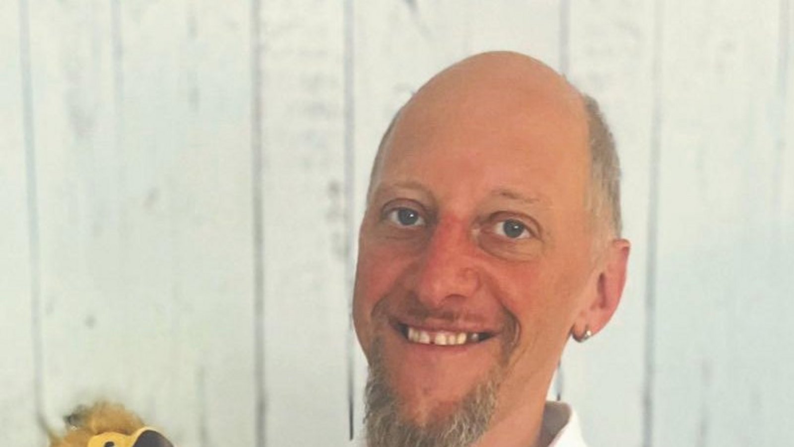 Der neue Vorsitzende von in-Vai, Alexander Kachur, mit Maskottchen. Foto: p