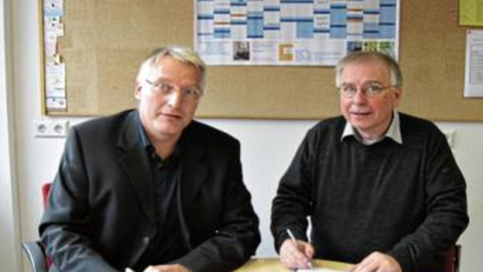 Petermann und Renner (links) unterzeichnen die Bildungspartnerschaft.  Fotos: p