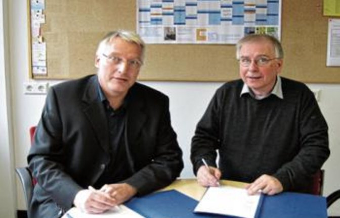 Petermann und Renner (links) unterzeichnen die Bildungspartnerschaft.  Fotos: p