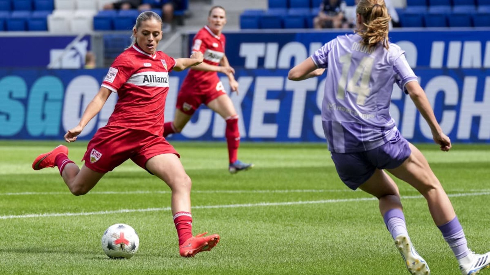 Starke Premiere in der Bundesliga: Dafina Redzepi beim 2:1-Erfolg der VfB-Frauen gegen die TSG Hoffenheim.IMAGO/foto2press Starke Premiere in der Bundesliga: Dafina Redzepi beim 2:1-Erfolg der VfB-Frauen gegen die TSG Hoffenheim.IMAGO/foto2press