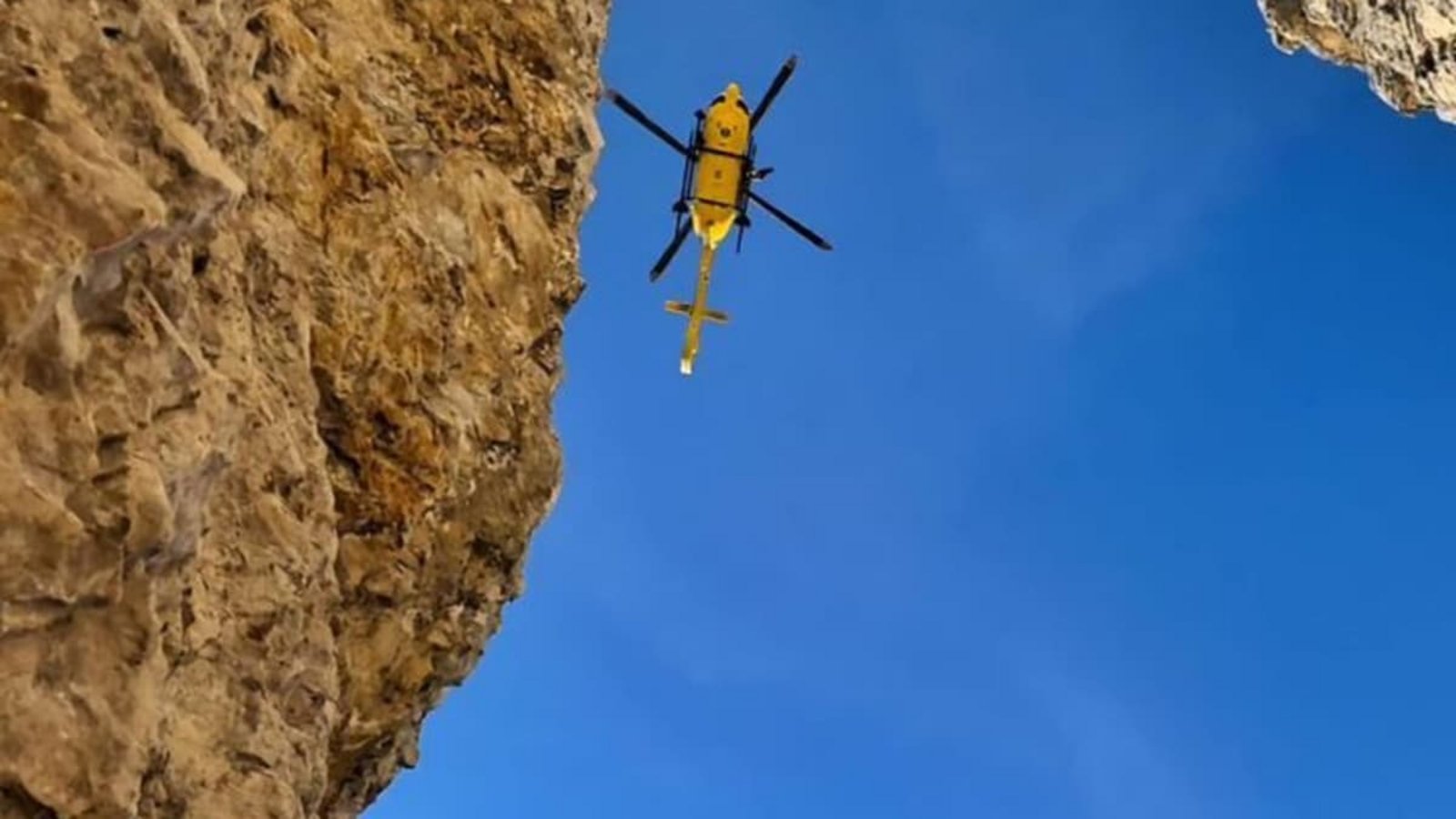 Hubschrauber der Bergrettung: Ein Deutscher ist bei einem Absturz in den Dolomiten ums Leben gekommen. (Archivbild)-/Italienische Bergrettung/dpa Hubschrauber der Bergrettung: Ein Deutscher ist bei einem Absturz in den Dolomiten ums Leben gekommen. (Archivbild)-/Italienische Bergrettung/dpa