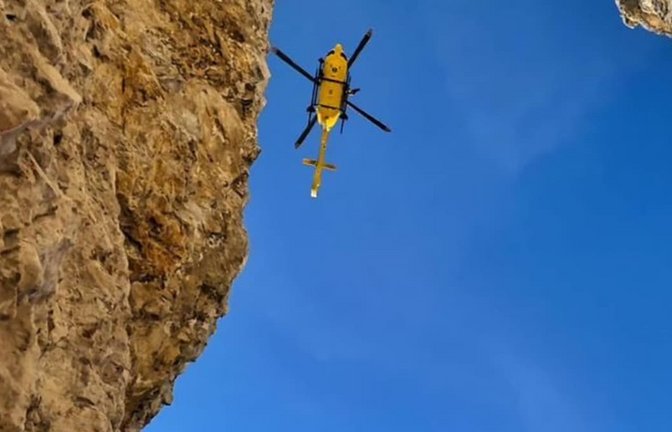 Hubschrauber der Bergrettung: Ein Deutscher ist bei einem Absturz in den Dolomiten ums Leben gekommen. (Archivbild)<span class='image-autor'>-/Italienische Bergrettung/dpa</span>