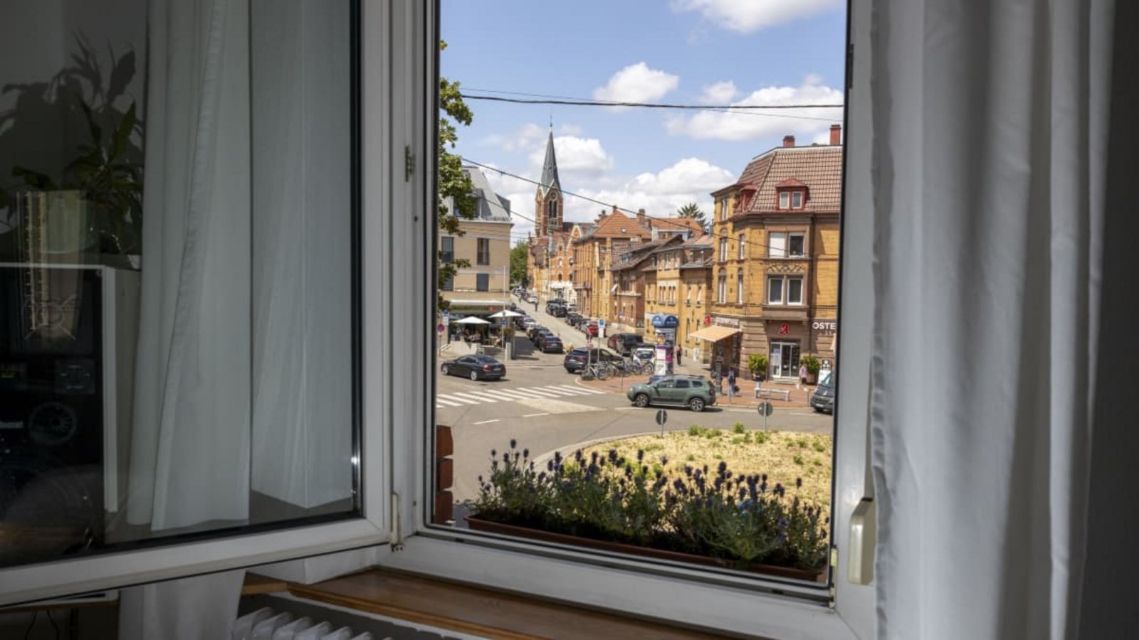 Draußen Hitze, Asphalt, Fassaden - und drinnen wird es nicht kühl. Tropennächte belasten Stadtbewohner diesen Sommer ganz besonders. Hier der Blick aus der Wohnung von Max und Dinah am OstendplatzLeif Piechowski