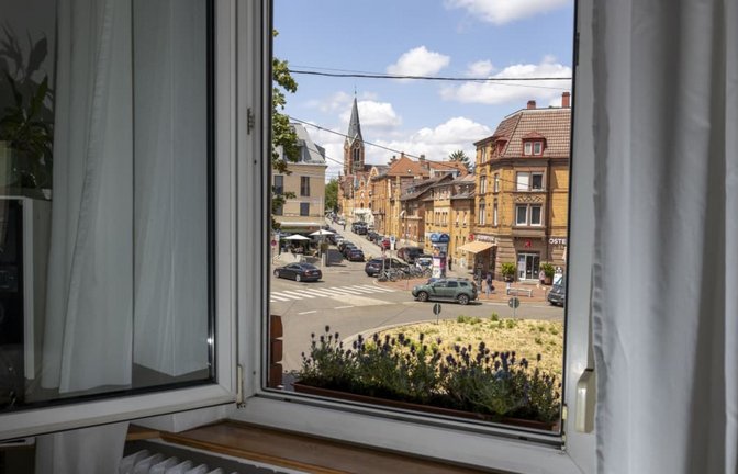 Draußen Hitze, Asphalt, Fassaden - und drinnen wird es nicht kühl. Tropennächte belasten Stadtbewohner diesen Sommer ganz besonders. Hier der Blick aus der Wohnung von Max und Dinah am Ostendplatz<span class='image-autor'>Leif Piechowski</span>