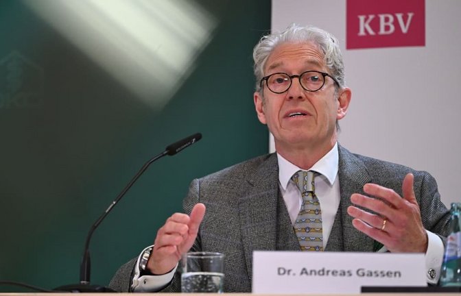 KBV-Chef Andreas Gassen kritisiert die erweiterte „Terminmeldepflicht“ im Zuge der kürzlich beschlossenen Reform der Notfallversorgung. Bisher waren Vertragsärzte verpflichtet, der Terminservicestelle freie Termine zu melden.<span class='image-autor'>Markus Lenhardt/dpa</span>