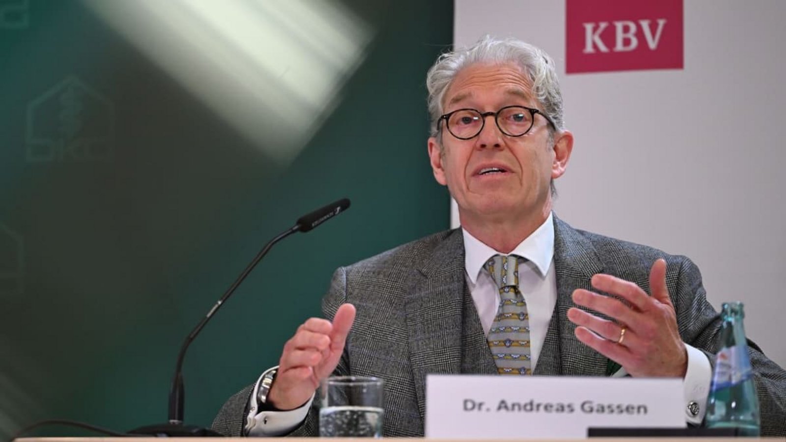 KBV-Chef Andreas Gassen kritisiert die erweiterte „Terminmeldepflicht“ im Zuge der kürzlich beschlossenen Reform der Notfallversorgung. Bisher waren Vertragsärzte verpflichtet, der Terminservicestelle freie Termine zu melden.Markus Lenhardt/dpa KBV-Chef Andreas Gassen kritisiert die erweiterte „Terminmeldepflicht“ im Zuge der kürzlich beschlossenen Reform der Notfallversorgung. Bisher waren Vertragsärzte verpflichtet, der Terminservicestelle freie Termine zu melden.Markus Lenhardt/dpa