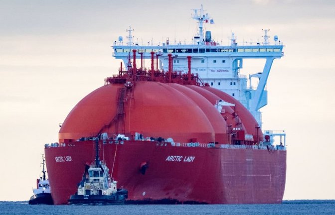 Ein LNG-Tanker vor der Küste von Mecklenburg-Vorpommern. Russland liefert trotz der Sanktionen noch immer Gas nach Europa. (Symbolbild)<span class='image-autor'>Stefan Sauer/dpa</span>