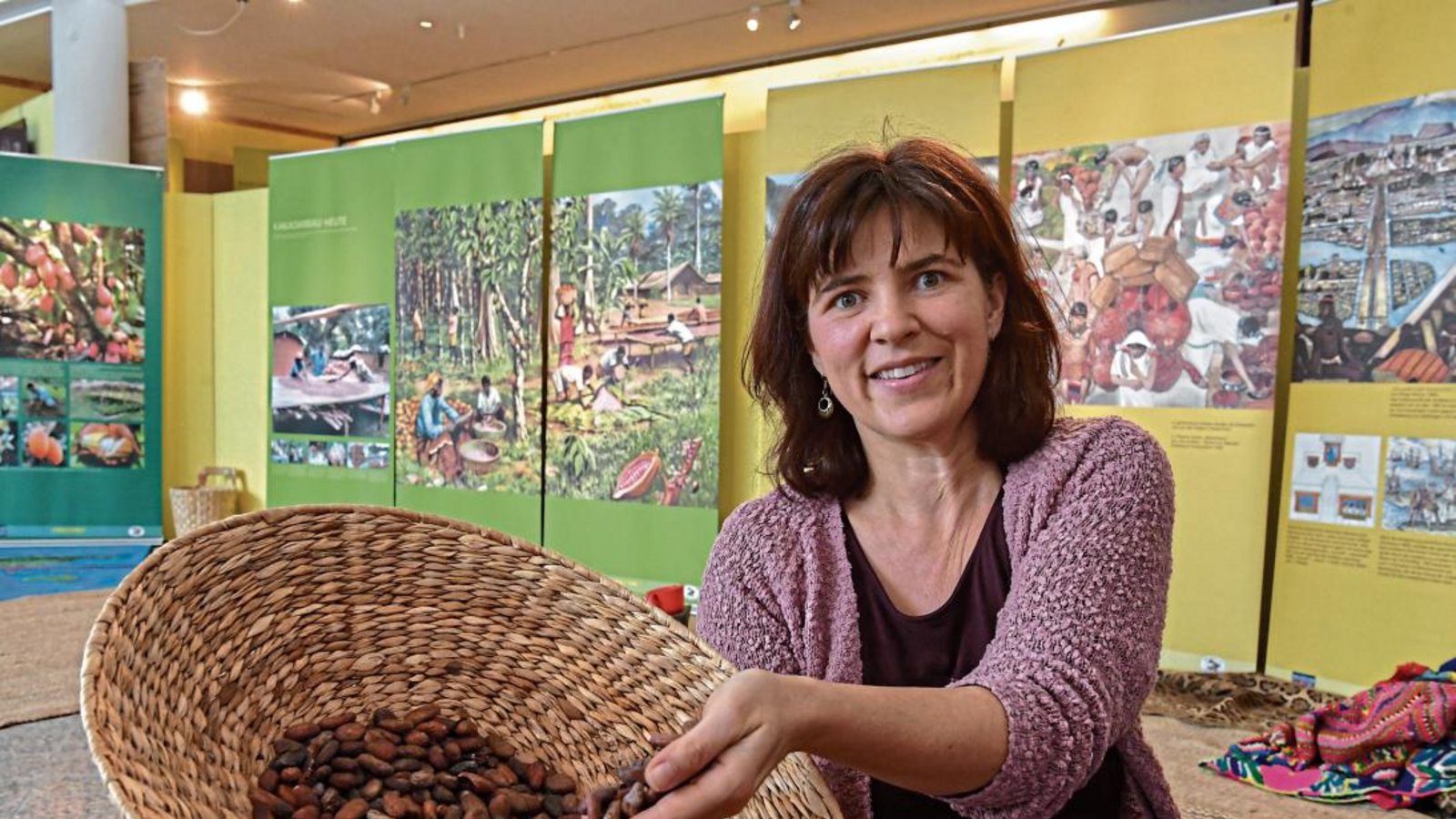 Stadtmuseumsleiterin Dr. Claudia Papp mit einen Korb voller südamerikanischer Kakaobohnen. Die Besucher der Ausstellung „Kakao & Schokolade“ können sich daraus ihre Getränke selbst herstellen.  Foto: Kalb