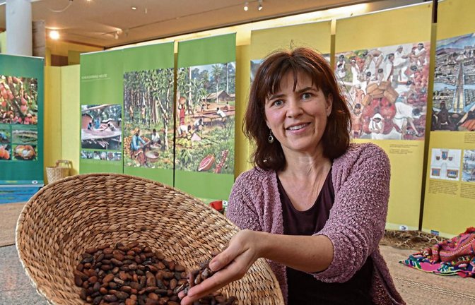 Stadtmuseumsleiterin Dr. Claudia Papp mit einen Korb voller südamerikanischer Kakaobohnen. Die Besucher der Ausstellung „Kakao & Schokolade“ können sich daraus ihre Getränke selbst herstellen.  Foto: Kalb